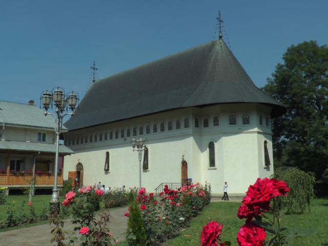 Patru ierarhi la hramul Mănăstirii Bogdana din Rădăuţi