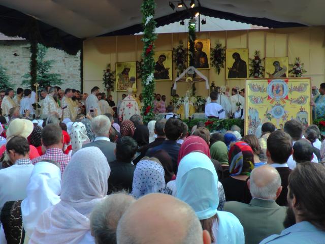 Hram la Putna: „Să luptăm fiecare prin rugăciunea noastră şi să nu ne războim niciodată între noi“