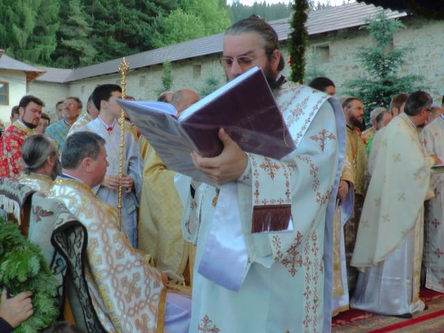 Hram la Putna: „Să luptăm fiecare prin rugăciunea noastră şi să nu ne războim niciodată între noi“