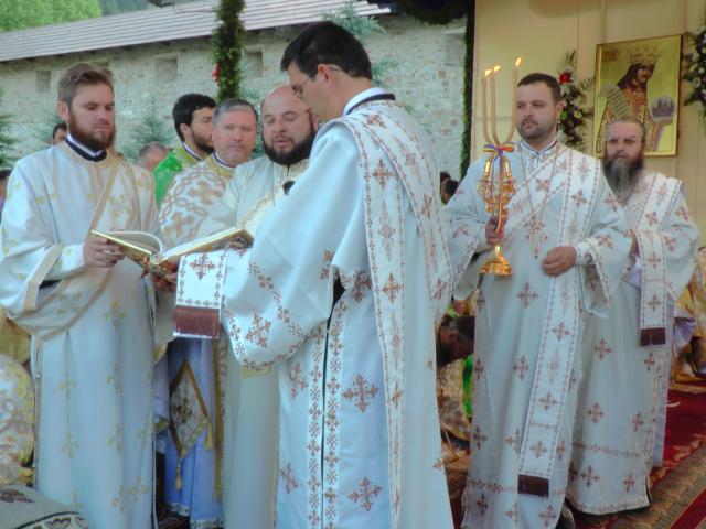 Hram la Putna: „Să luptăm fiecare prin rugăciunea noastră şi să nu ne războim niciodată între noi“