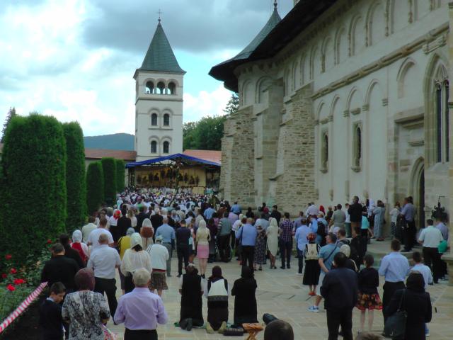 Hram la Putna: „Să luptăm fiecare prin rugăciunea noastră şi să nu ne războim niciodată între noi“
