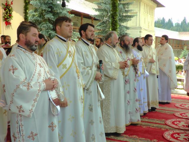 Hram la Putna: „Să luptăm fiecare prin rugăciunea noastră şi să nu ne războim niciodată între noi“