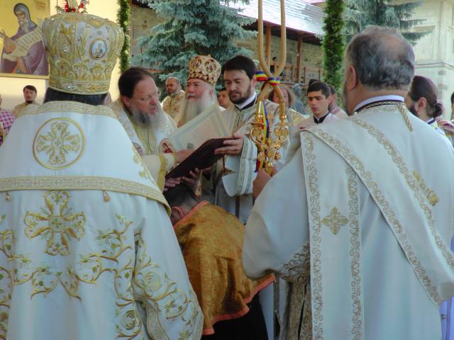 Hram la Putna: „Să luptăm fiecare prin rugăciunea noastră şi să nu ne războim niciodată între noi“