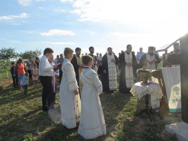 Monument în amintirea ctitorilor bisericii din Tăuteşti