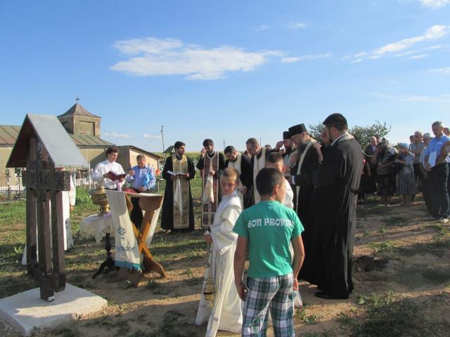 Monument în amintirea ctitorilor bisericii din Tăuteşti