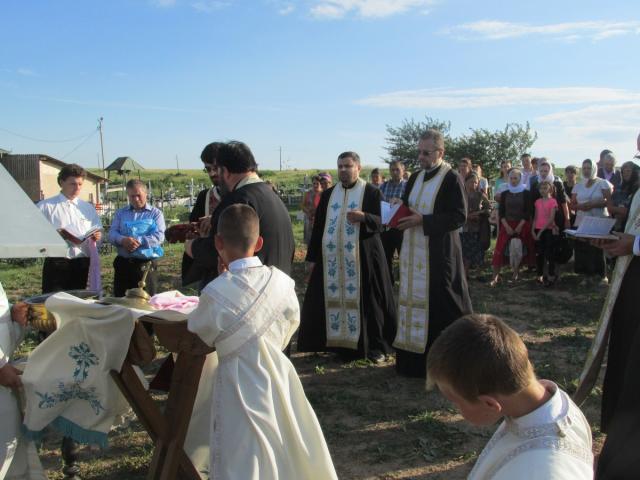 Monument în amintirea ctitorilor bisericii din Tăuteşti