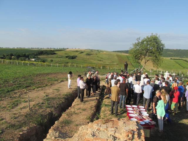 Monument în amintirea ctitorilor bisericii din Tăuteşti