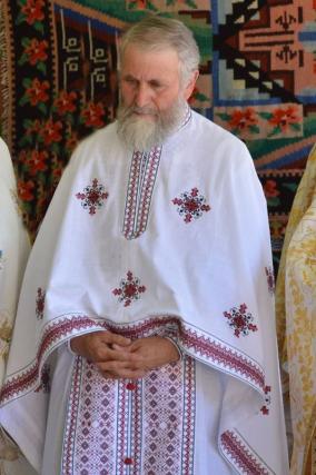 Două biserici din Moldova au primit veşmântul sfinţirii
