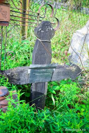 cruce la mormânt