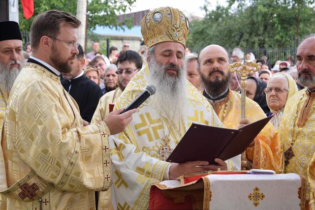 Sfințire la Botoșani: „Frumusețea unei biserici se împlineşte numai atunci când ea este plină de credincioşi”