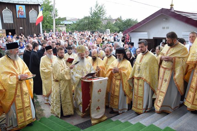 Sfințire la Botoșani: „Frumusețea unei biserici se împlineşte numai atunci când ea este plină de credincioşi”