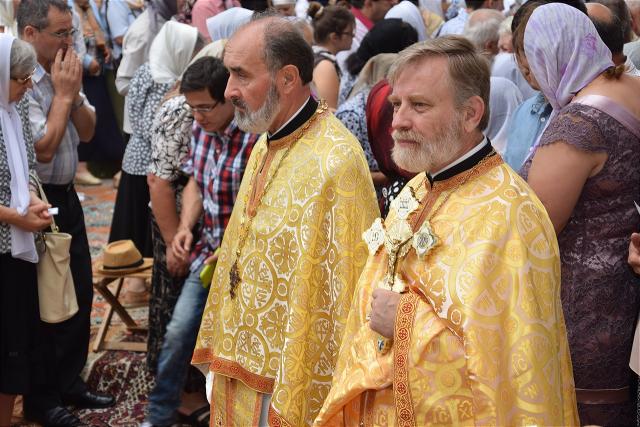 Sfințire la Botoșani: „Frumusețea unei biserici se împlineşte numai atunci când ea este plină de credincioşi”
