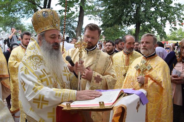 Sfințire la Botoșani: „Frumusețea unei biserici se împlineşte numai atunci când ea este plină de credincioşi”