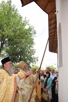Sfințire la Botoșani: „Frumusețea unei biserici se împlineşte numai atunci când ea este plină de credincioşi”
