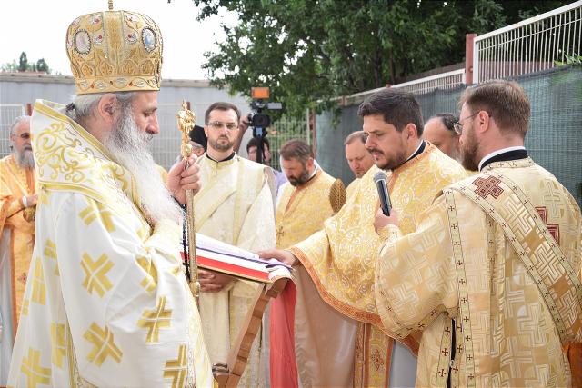Sfințire la Botoșani: „Frumusețea unei biserici se împlineşte numai atunci când ea este plină de credincioşi”