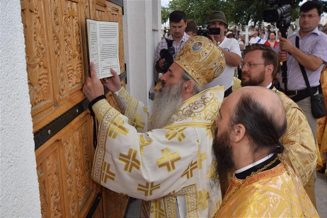 Sfințire la Botoșani: „Frumusețea unei biserici se împlineşte numai atunci când ea este plină de credincioşi”