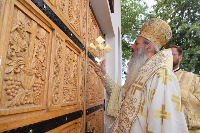 Sfințire la Botoșani: „Frumusețea unei biserici se împlineşte numai atunci când ea este plină de credincioşi”