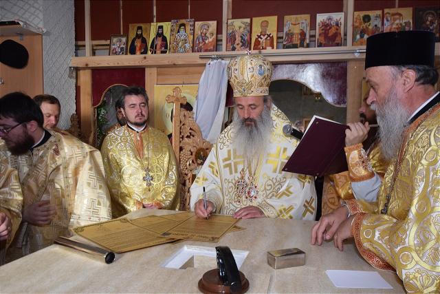 Sfințire la Botoșani: „Frumusețea unei biserici se împlineşte numai atunci când ea este plină de credincioşi”