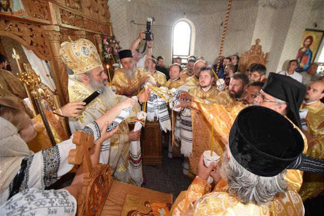 Sfințire la Botoșani: „Frumusețea unei biserici se împlineşte numai atunci când ea este plină de credincioşi”