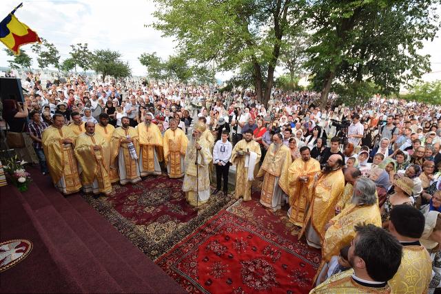 Sfințire la Botoșani: „Frumusețea unei biserici se împlineşte numai atunci când ea este plină de credincioşi”