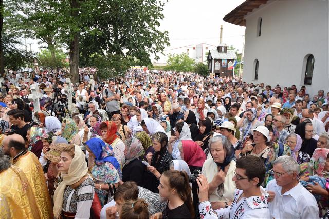 Sfințire la Botoșani: „Frumusețea unei biserici se împlineşte numai atunci când ea este plină de credincioşi”
