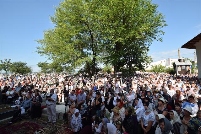Sfințire la Botoșani: „Frumusețea unei biserici se împlineşte numai atunci când ea este plină de credincioşi”