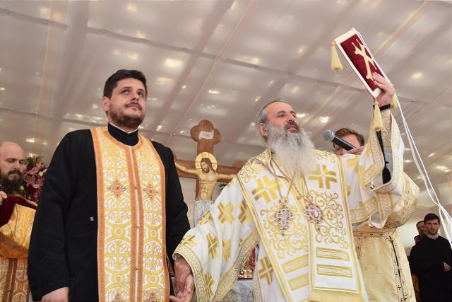 Sfințire la Botoșani: „Frumusețea unei biserici se împlineşte numai atunci când ea este plină de credincioşi”