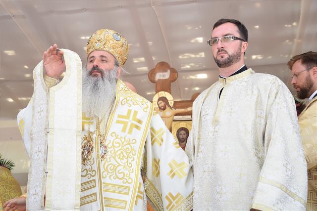 Sfințire la Botoșani: „Frumusețea unei biserici se împlineşte numai atunci când ea este plină de credincioşi”