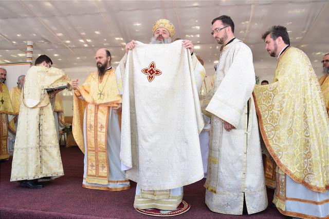 Sfințire la Botoșani: „Frumusețea unei biserici se împlineşte numai atunci când ea este plină de credincioşi”