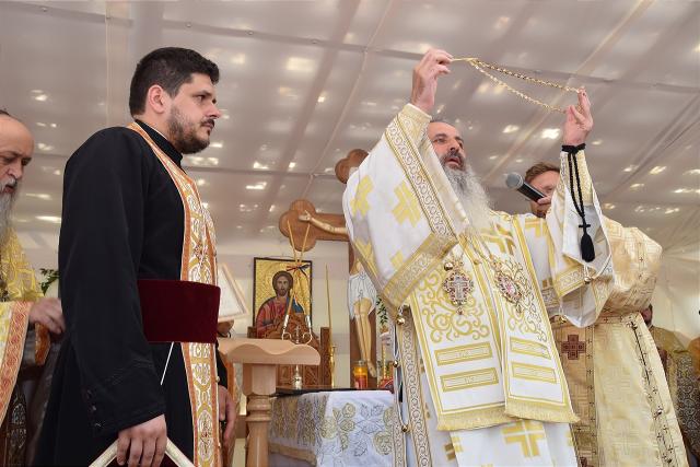 Sfințire la Botoșani: „Frumusețea unei biserici se împlineşte numai atunci când ea este plină de credincioşi”