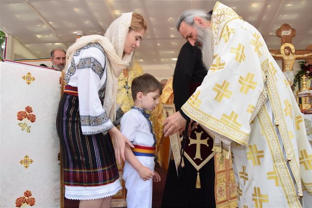 Sfințire la Botoșani: „Frumusețea unei biserici se împlineşte numai atunci când ea este plină de credincioşi”