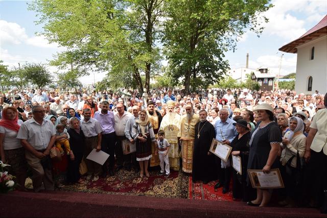Sfințire la Botoșani: „Frumusețea unei biserici se împlineşte numai atunci când ea este plină de credincioşi”