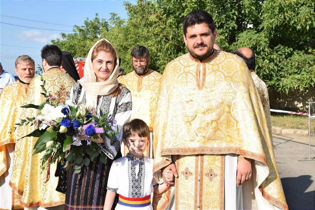 Sfințire la Botoșani: „Frumusețea unei biserici se împlineşte numai atunci când ea este plină de credincioşi”