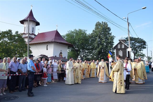 Sfințire la Botoșani: „Frumusețea unei biserici se împlineşte numai atunci când ea este plină de credincioşi”