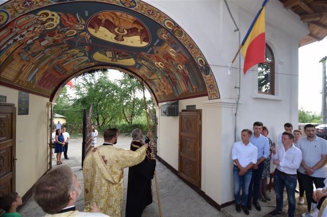 Așezământul-clopotniță din Parohia Hândrești, sfințit de IPS Mitropolit Teofan