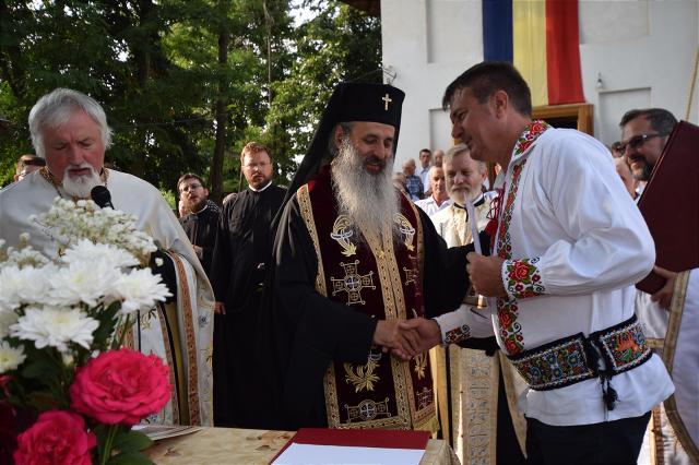 Așezământul-clopotniță din Parohia Hândrești, sfințit de IPS Mitropolit Teofan
