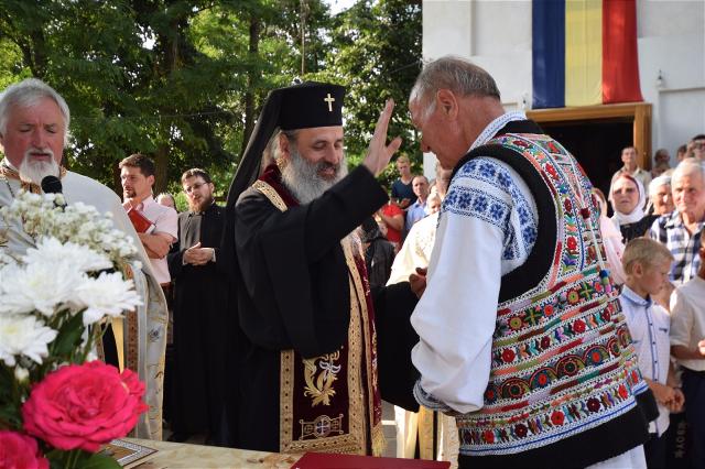 Așezământul-clopotniță din Parohia Hândrești, sfințit de IPS Mitropolit Teofan