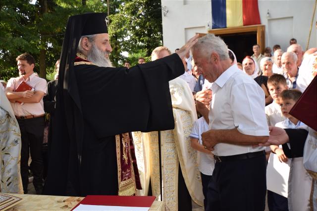 Așezământul-clopotniță din Parohia Hândrești, sfințit de IPS Mitropolit Teofan