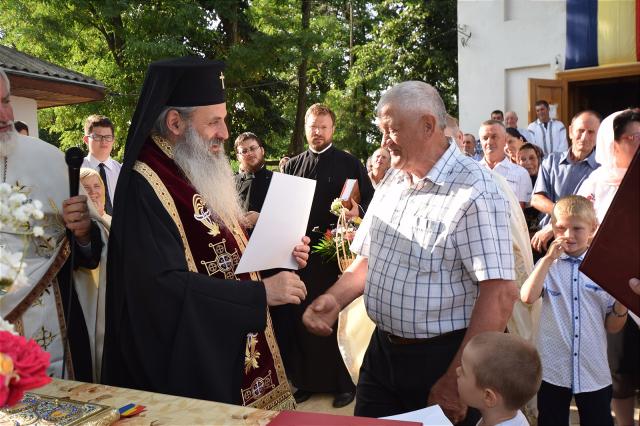 Așezământul-clopotniță din Parohia Hândrești, sfințit de IPS Mitropolit Teofan