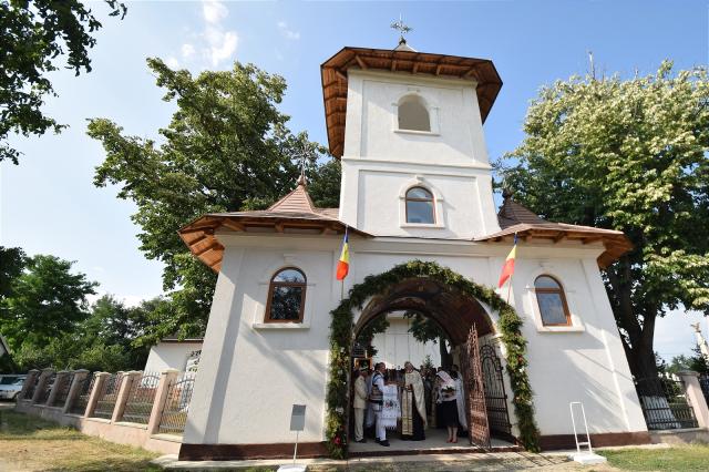 Așezământul-clopotniță din Parohia Hândrești, sfințit de IPS Mitropolit Teofan