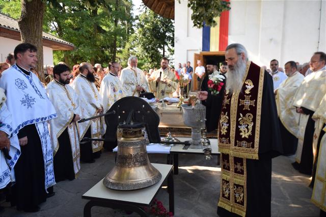 Așezământul-clopotniță din Parohia Hândrești, sfințit de IPS Mitropolit Teofan