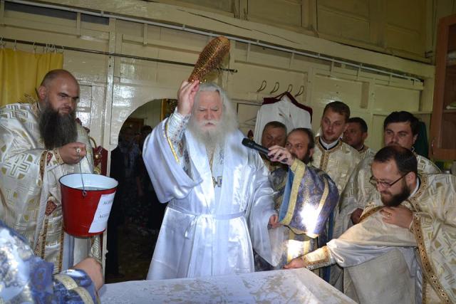 Două biserici din Moldova au primit veşmântul sfinţirii