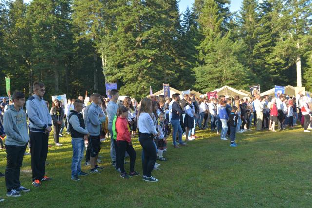 Tabăra de la Nemțișor: „Tinerii sunt invitați să-L cunoască pe Dumnezeu și să nu-L uite niciodată”