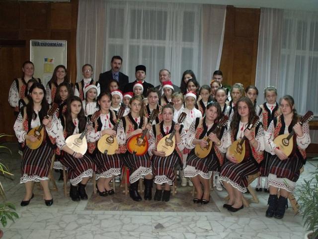 „Folclorul este dovada existenţei noastre pe pământul românesc“