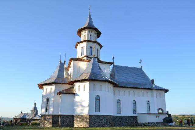 Peste 2000 de credincioși au participat la sfințirea bisericii parohiei „Duminica Tuturor Sfinților” din satul Rediu, protopopiatul Roznov, județul Neamț