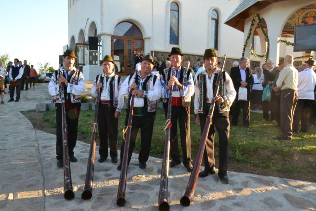 Peste 2000 de credincioși au participat la sfințirea bisericii parohiei „Duminica Tuturor Sfinților” din satul Rediu, protopopiatul Roznov, județul Neamț