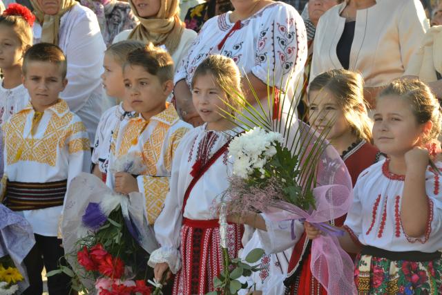 Peste 2000 de credincioși au participat la sfințirea bisericii parohiei „Duminica Tuturor Sfinților” din satul Rediu, protopopiatul Roznov, județul Neamț