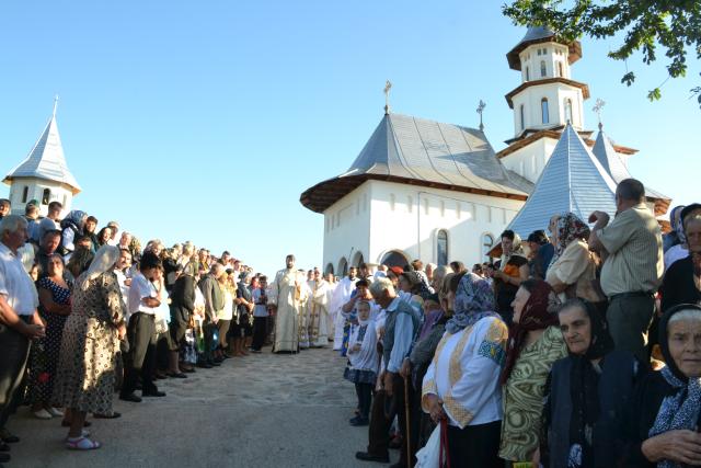 Peste 2000 de credincioși au participat la sfințirea bisericii parohiei „Duminica Tuturor Sfinților” din satul Rediu, protopopiatul Roznov, județul Neamț