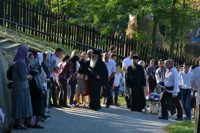 Peste 2000 de credincioși au participat la sfințirea bisericii parohiei „Duminica Tuturor Sfinților” din satul Rediu, protopopiatul Roznov, județul Neamț