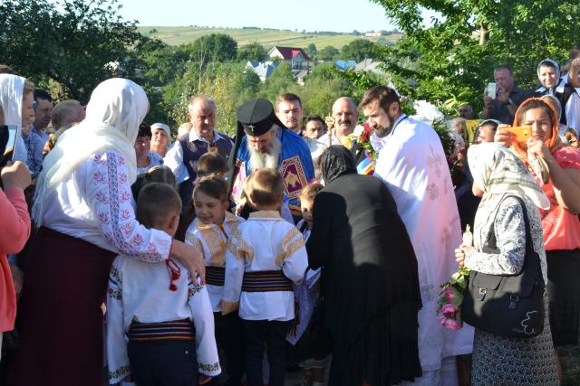 Peste 2000 de credincioși au participat la sfințirea bisericii parohiei „Duminica Tuturor Sfinților” din satul Rediu, protopopiatul Roznov, județul Neamț